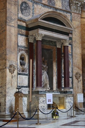     ILLE HIC EST RAPHAEL TIMUIT QUO SOSPITE VINCI / RERUM MAGNA PARENS ET MORIENTE MORI,     ,           .