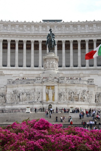    Piaza Venezia-    ,      ,  ,   ..       .         - II.