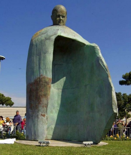 http://foretime.ru/wp-content/uploads/2011/10/pamyatnik-ioannu-pavlu-ii-v-rime01.jpg