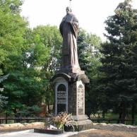 Мемориальный комплекс с арками и колонной Калач Мемориальный комплекс с барельефом в человеческий рост Рыльск