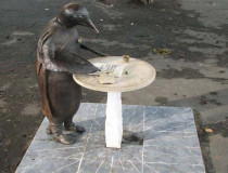 Скульптурная композиция «Пингвин-философ»