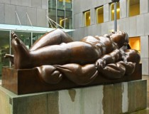 Скульптура «Лежащая женщина»
