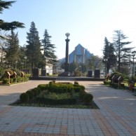 Мемориальный одиночный комплекс с крестом Мглин Шар. Габбро-диабаз Лениногорск