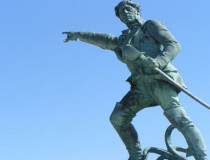 Памятник Роберу Сюркуфу