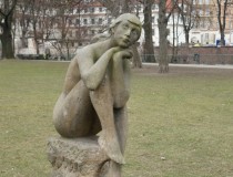 Скульптура сидячей девушки в Праге