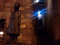 Памятник одинокой девочке в Тосса де Мар