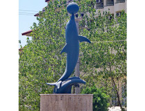 Скульптура дельфина