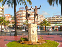 Скульптурная композиция «Танцующие сардану» в Ллорет де Мар