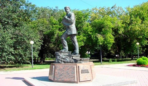 Памятники в омске фото Памятник художнику М.А. Врубелю - достопримечательности Омска
