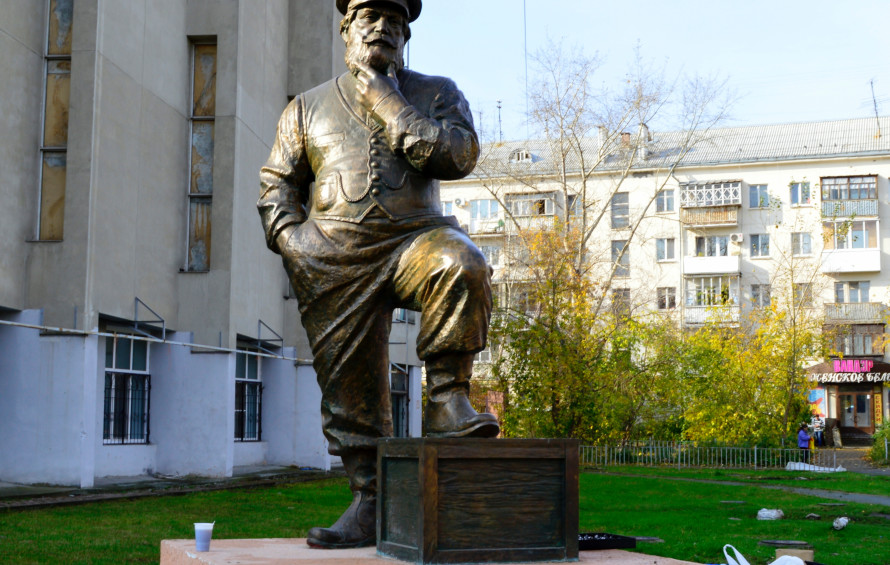 Купить памятник в екатеринбурге. Екатеринбург памятник Уральскому. Памятник предпринимателю в Екатеринбурге. Памятник Уральскому предпринимателю. Куйбышева 98 Екатеринбург памятник.