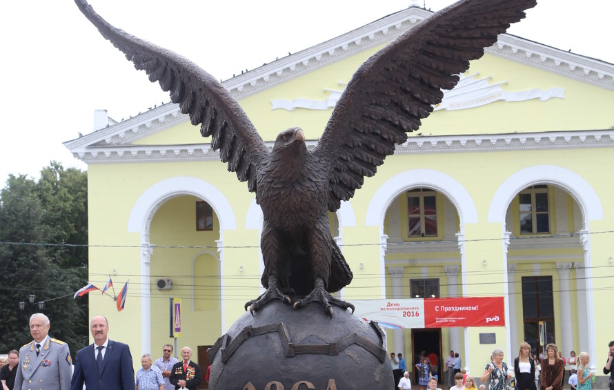 Орел на вокзале в городе орле