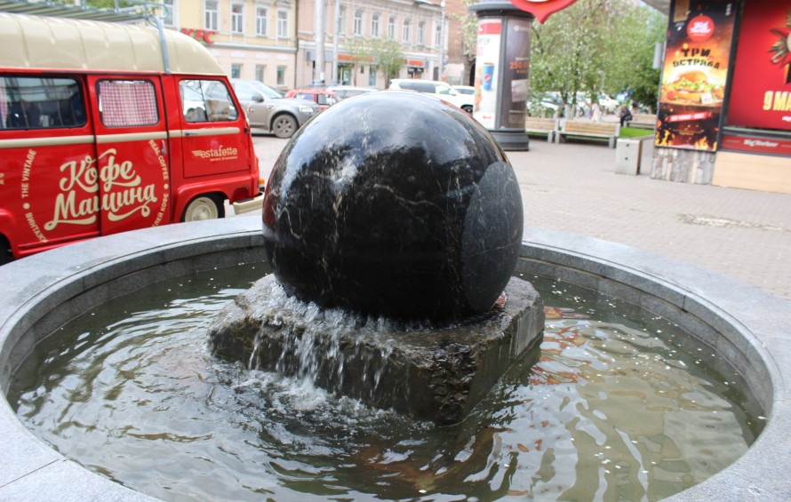 Включи шарау. Фонтан «плавающий шар» Красноярск. Крутящийся шар в фонтан Красноярске. Фонтан плавающий шар. Фонтан с крутящимся шаром.