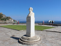 Памятник Соломосу Дионисиосу в Керкирке