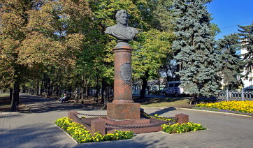 Мемориальный комплекс с арками и колонной Сухиничи Лампадка из габбро-диабаза резная Котово