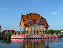Храм Ват Плай Лаем