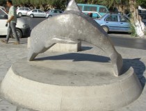 Дельфин на набережной  Иерапетры