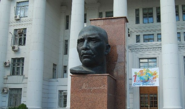 Памятник А.С. Серафимовичу в Волгограде - достопримечательности Волгограда