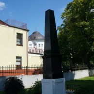 Эконом памятник с резным крестиком в углу Белорецк Мемориальный комплекс из малинового кварцита и гранитов Мамоново