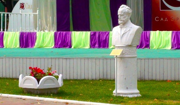 памятник глинке в москве в саду «эрмитаж. памятник-бюст глинки москва. сад эрмитаж бюсты. бюст данте в саду эрмитаж. сад эрмитаж памятники.