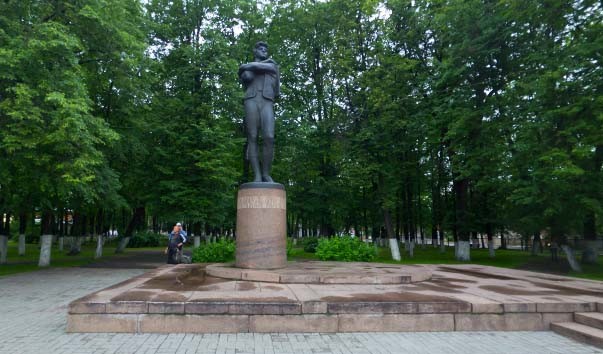 Фото: Памятник Федору Волкову-основателю русского драматического театра-в лучах