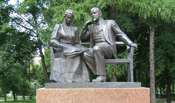 Картинки по запросу Ленин и Крупская москва памятник
