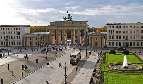 1200px-2005-10-26_Brandenburger-Tor