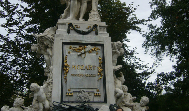 Памятник Моцарту