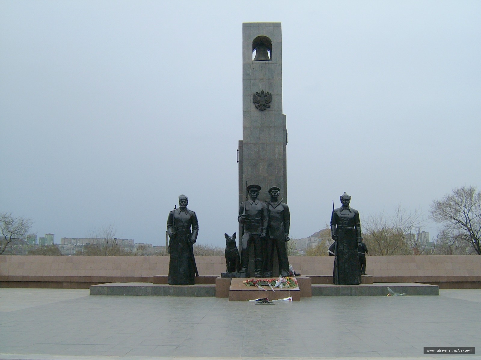 памятники владивостока на площади