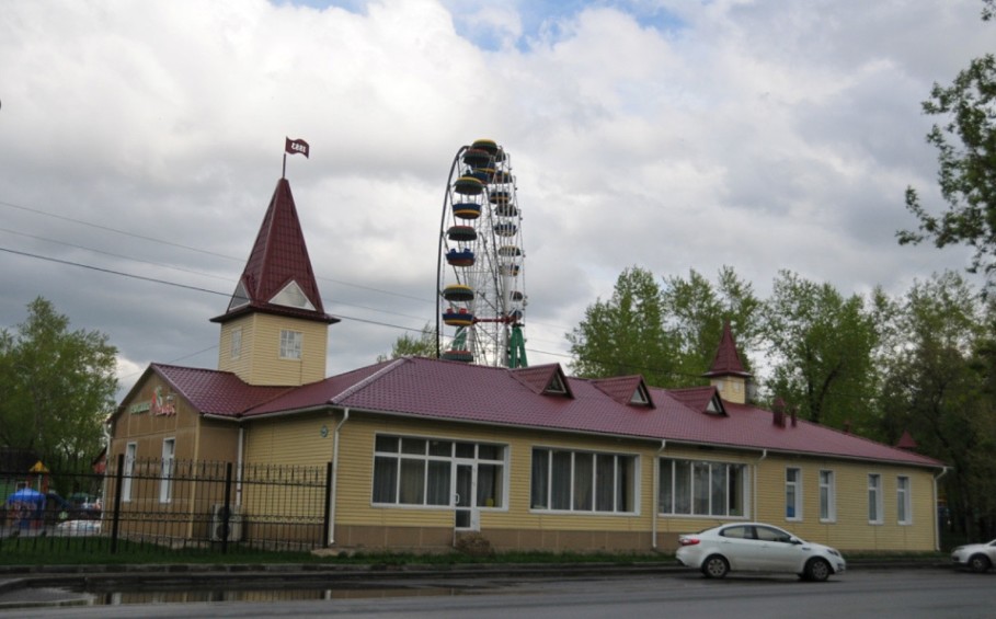 Мемориальный комплекс из двух видов гранитов Обоянь куда ставить памятник на могилу в ноги или в голову