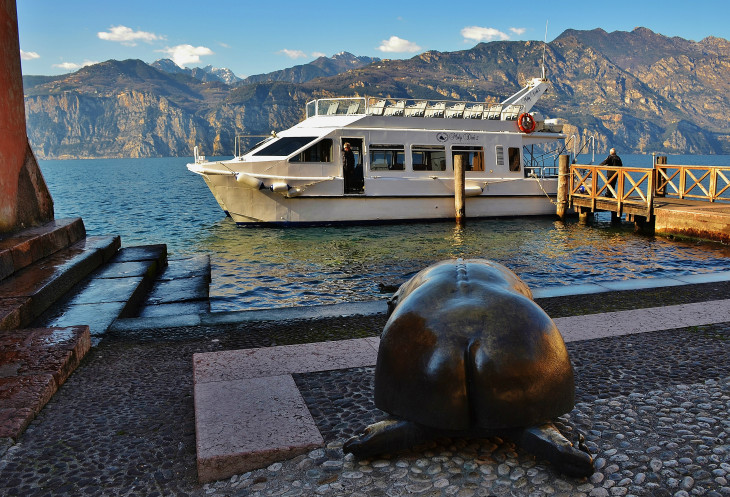     --. !    -,    ! )))