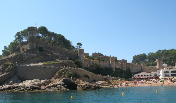Крепость Vila Vella расположена прямо у пляжа Тосса де Мар