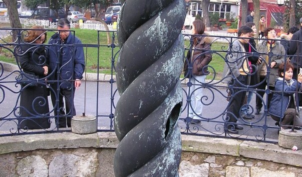 Змеиная колонна