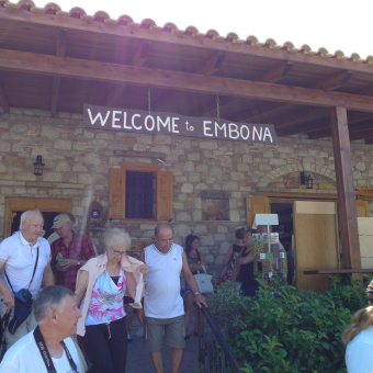 В деревушке EMBONA, о.Родос, Греция. На дегустации вин, 2014 год
