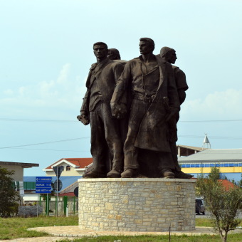 Памятник Пять героев-партизан, Шкодер, Албания