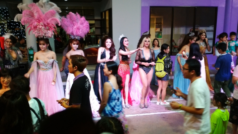 photo 1602893