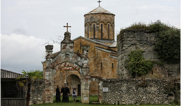 Моквский Успенский собор и развалины колокольни