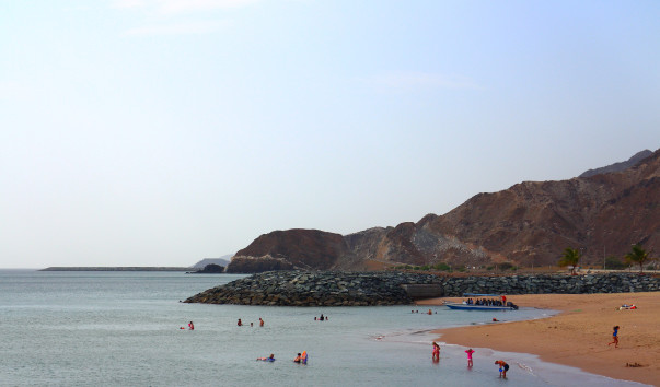 Горы Хаджар в Фуджейре и пляж отеля Sandy Beach
