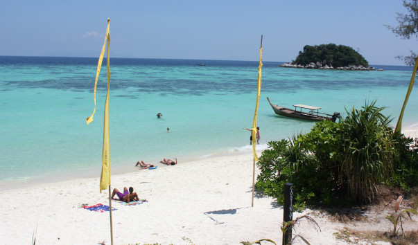 Пляж отеля Castaway Resort