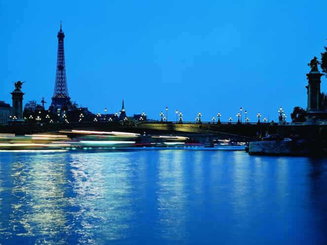 http://wallpampers.ru/pictures/4517/Paris_in_the_Evening_wallpaper.jpg