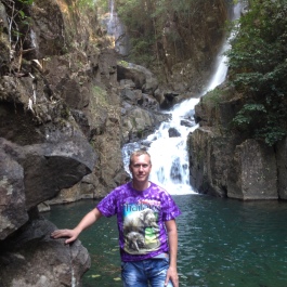 photo 1585409