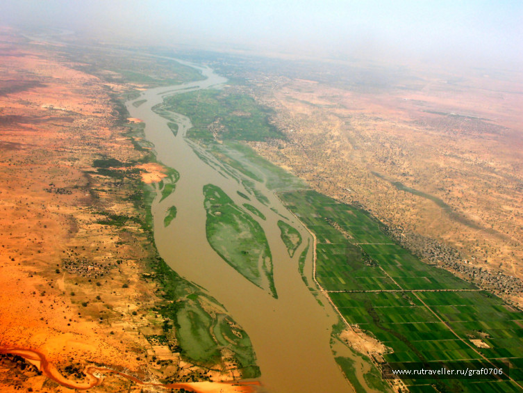 Реки и озера нигерии. Река нигер в Африке. Река Бенуэ. Излучина реки нигер. Река нигер в Нигерии.