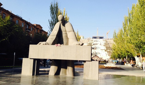 Памятник архитектору Александру Таманяну.