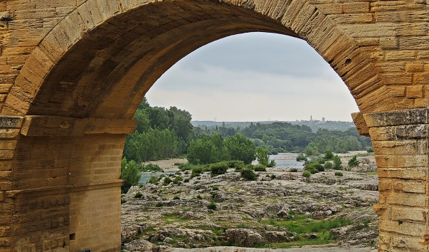 Пейзаж в арке акведука