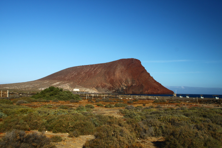 Montaña Roja y Playa La Tejita.