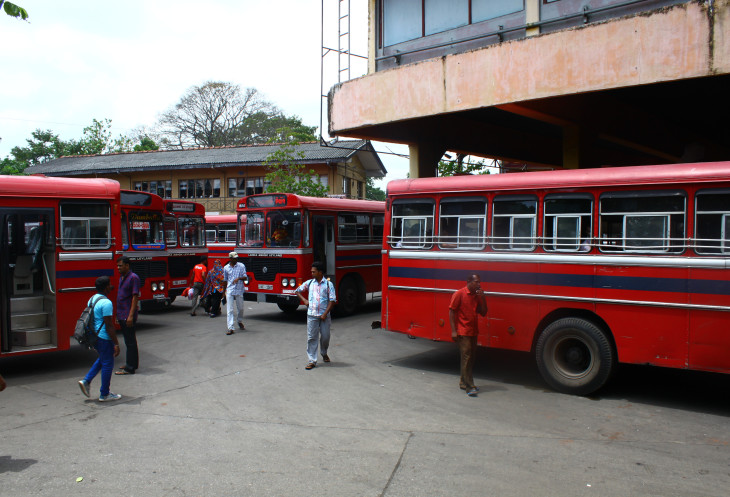 1 июня автобусы. Вокзал Коломбо. Автобусная станция в Коломбо кадевата. Шри Ланка автопарк. Ланкийские автобусы.