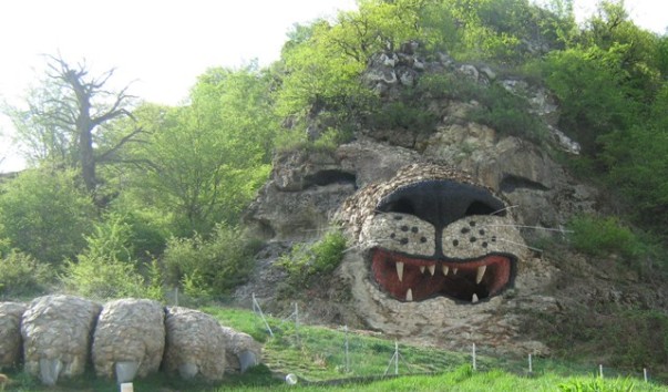 Скальный лев