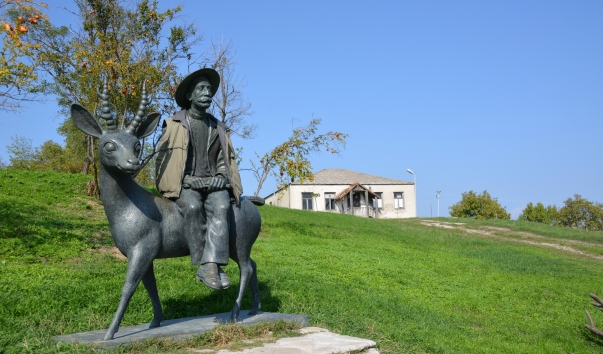Памятник Нико Пиросмани в поселке Мирзаани