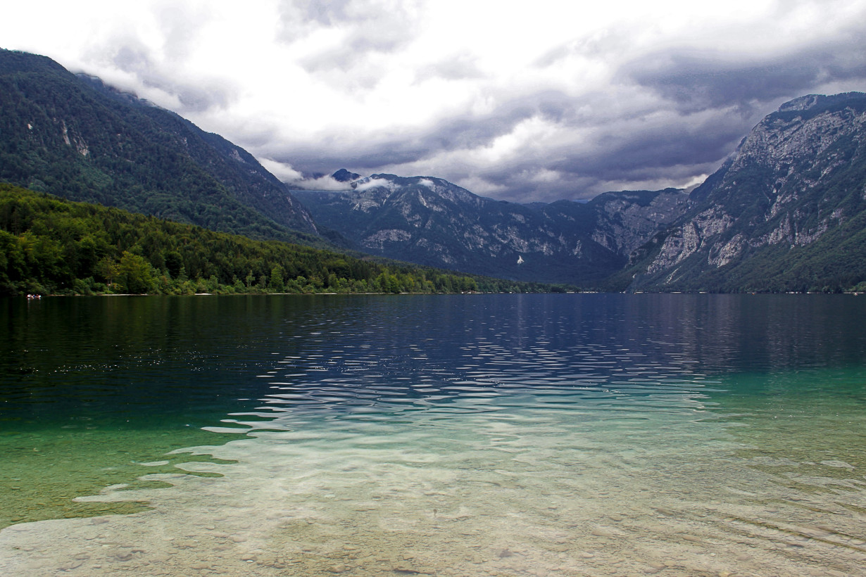 Озеро с прозрачной голубой водой в Европе где можно купаться