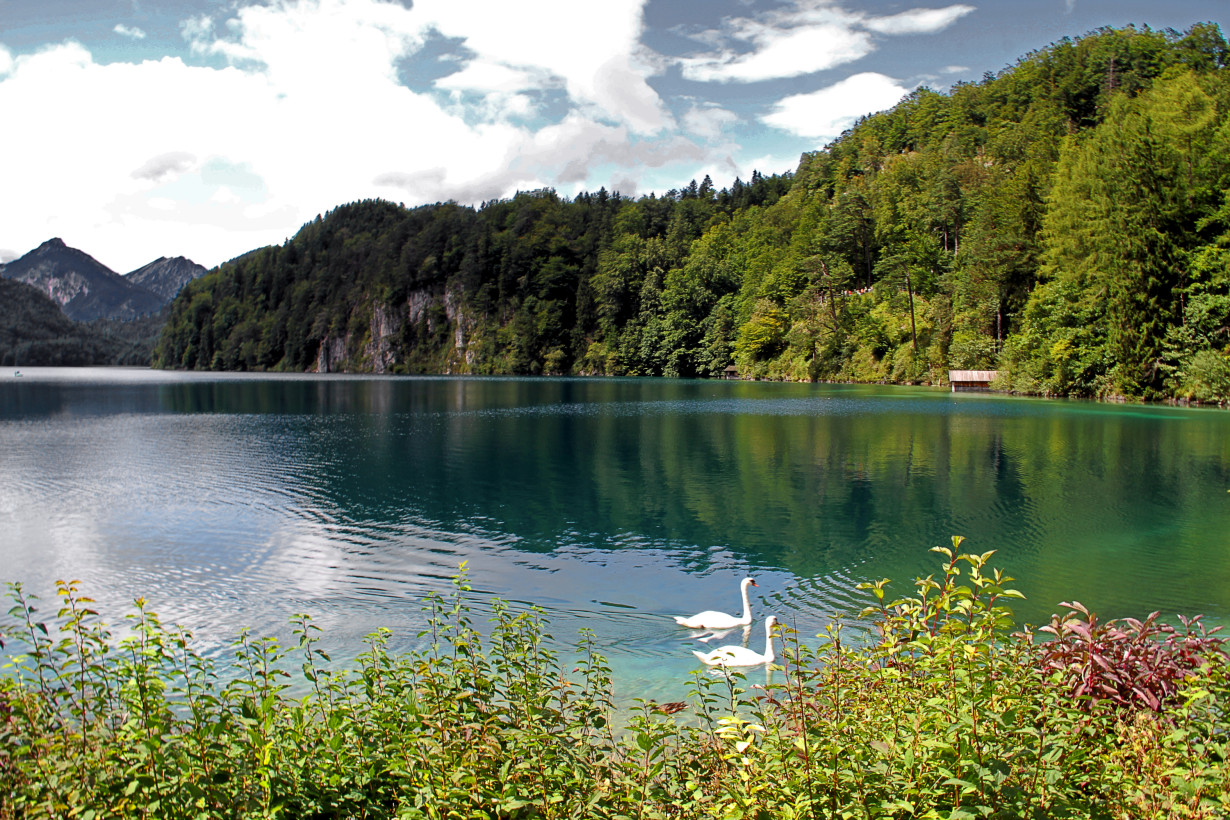 Озеро с прозрачной голубой водой в Европе где можно купаться