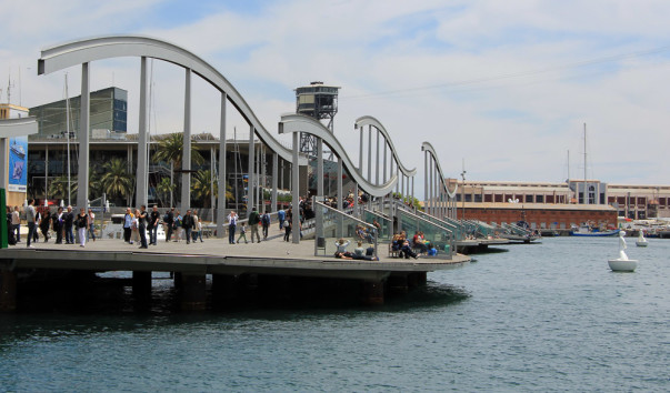 у моря в районе морской Рамблы (Rambla de Mar).